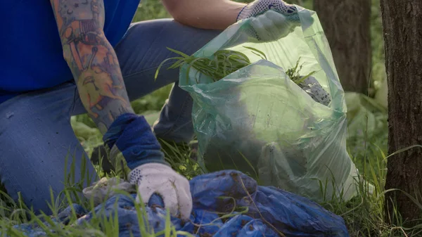 Voluntarios recogiendo basura — Foto de Stock