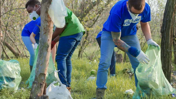 Comunidad de voluntarios en limpieza en bosques — Foto de Stock