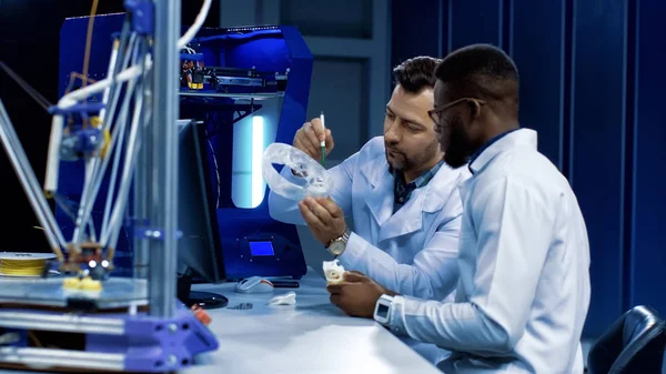 Científicos trabajando en la impresión 3-D en medicina — Foto de Stock