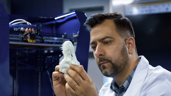 Muž putování dinosaura miniaturní 3D lebka — Stock fotografie