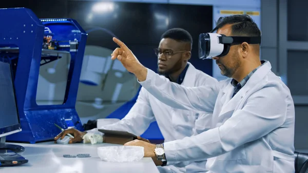 Científicos trabajando con impresión 3D y VR —  Fotos de Stock