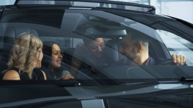 Yeni araba çocuklar mutlu aile