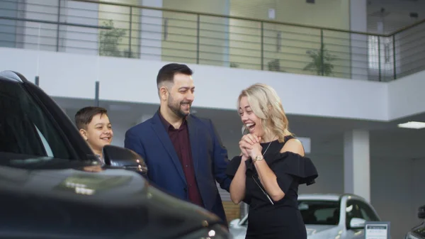 Bonne famille obtenir une nouvelle voiture dans le salon — Photo