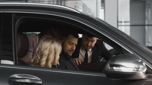 Familia comprar coche nuevo con coche de crédito —  Fotos de Stock