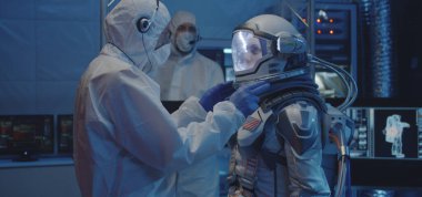 Astronot ve bilim adamları uzay giysisini test ediyorlar