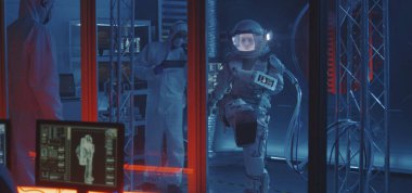 Kadın astronot uzay giysisinin hareketliliğini test ediyor