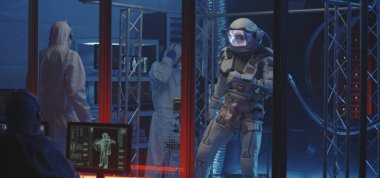 Amerikalı astronot uzay giysisinin hareketliliğini test ediyor