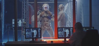 Bilim adamları astronot gibi giyiniyor.