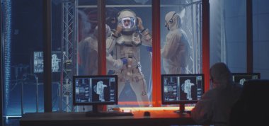 Bilim adamları astronot gibi giyiniyor.