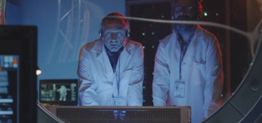 Bilimadamları bir laboratuarda test yapıyorlar.