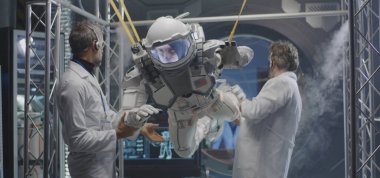 Bilim adamları ve astronot sıfır yerçekimi koşullarını test ediyorlar.