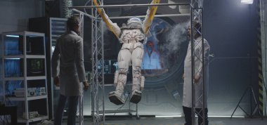 Bilim adamları ve astronot sıfır yerçekimi koşullarını test ediyorlar.