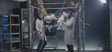 Bilim adamları ve astronot sıfır yerçekimi koşullarını test ediyorlar.