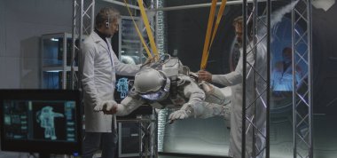 Bilim adamları ve astronot sıfır yerçekimi koşullarını test ediyorlar.