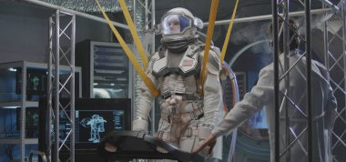 Astronot koşu bandında yürüyor