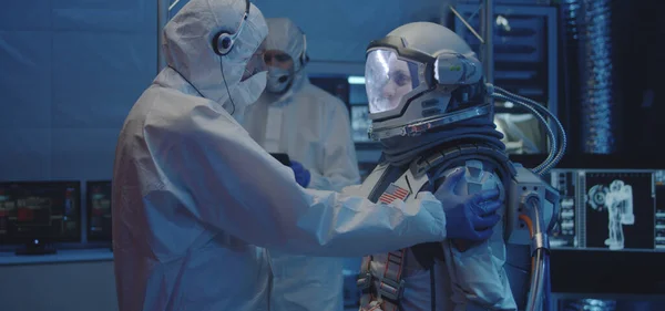Αστροναύτης και επιστήμονες που δοκιμάζουν διαστημική στολή — Φωτογραφία Αρχείου