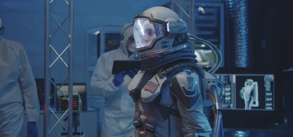 Αστροναύτης και επιστήμονες που δοκιμάζουν διαστημική στολή — Φωτογραφία Αρχείου