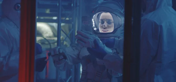 Vědec pomáhá astronautovi nasadit si rukavice — Stock fotografie
