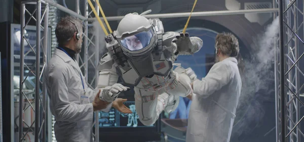 Vetenskapsmän och astronauter testar nollgravitation — Stockfoto