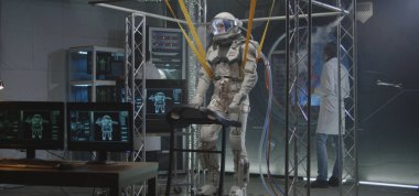 Astronot koşu bandında yürüyor