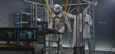 Astronot koşu bandında yürüyor