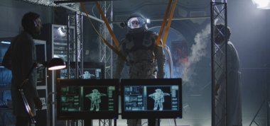 Astronot koşu bandında yürüyor