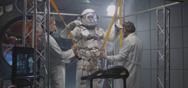 Bilim adamları astronota anti-yerçekimi bantları takıyor