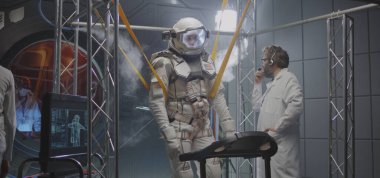 Bilim adamları astronota anti-yerçekimi bantları takıyor