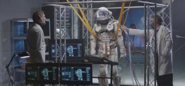 Bilim adamları astronota anti-yerçekimi bantları takıyor