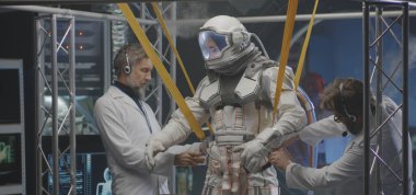 Bilim adamları astronota anti-yerçekimi bantları takıyor