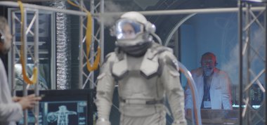 Astronot koşu bandında yürüyor