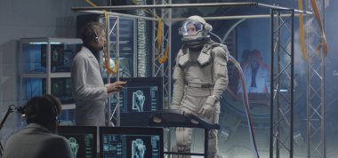 Astronot koşu bandında yürüyor