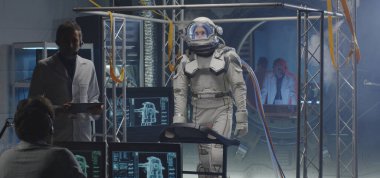 Astronot koşu bandında yürüyor