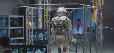 Astronot koşu bandında yürüyor