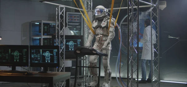 Astronot koşu bandında yürüyor