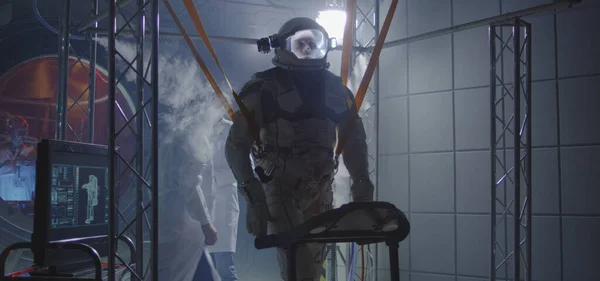 Ученые прикрепляют антигравитационные полосы к астронавту — стоковое фото