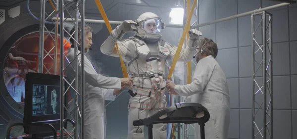 Bilim adamları astronota anti-yerçekimi bantları takıyor