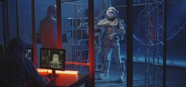 Американский астронавт тестирует мобильность скафандра
