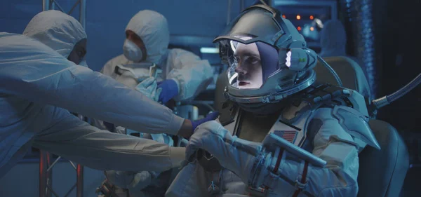 Astronauter och vetenskapsmän testar rymddräkt — Stockfoto