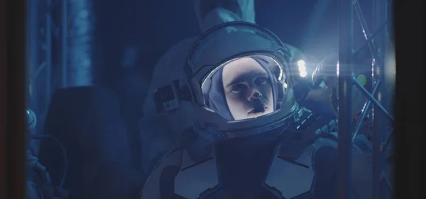 Astronauta i naukowcy testujący skafander kosmiczny — Zdjęcie stockowe
