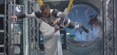 Bilim adamları ve astronot sıfır yerçekimi koşullarını test ediyorlar.