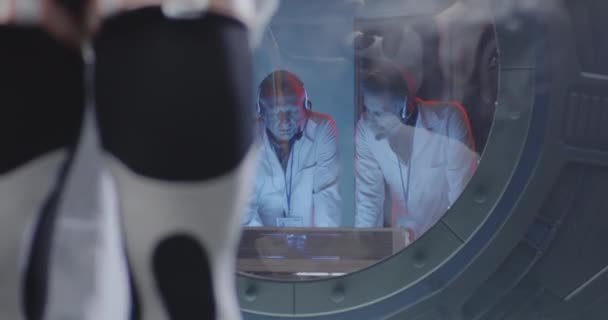 Wissenschaftler bei einem Test in einem Labor — Stockvideo