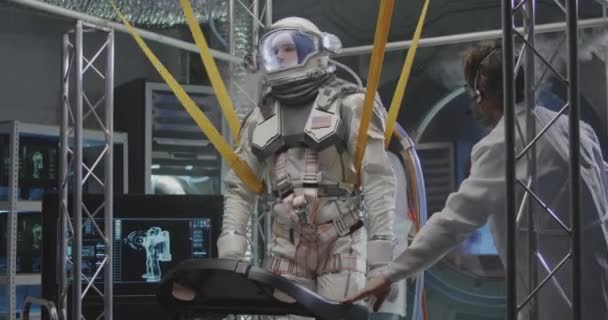 Astronaut loopt op een loopband — Stockvideo
