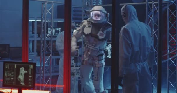 Americký astronaut testování skafandru mobility — Stock video