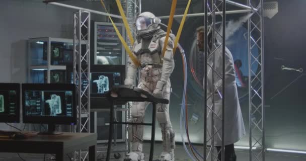 Astronauta caminando en una cinta de correr — Vídeo de stock