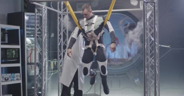 Scientists and astronaut testing zero-gravity conditions — Stock Video