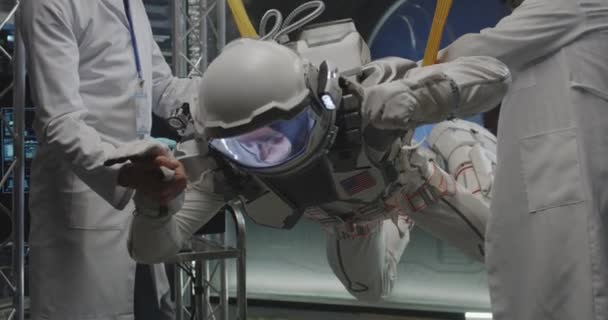 Bilim adamları ve astronot sıfır yerçekimi koşullarını test ediyorlar. — Stok video