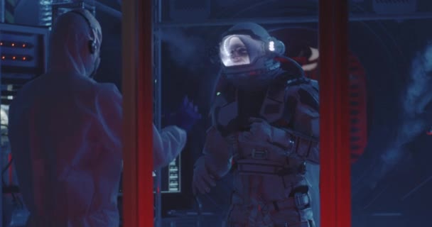 Американский астронавт тестирует мобильность скафандра — стоковое видео