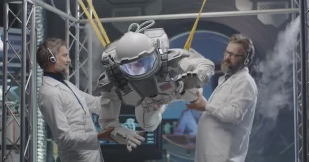 Bilim adamları ve astronot sıfır yerçekimi koşullarını test ediyorlar. — Stok video