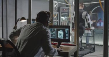 Astronot koşu bandında yürüyor
